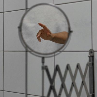 Ξέχνα τη μούχλα στους αρμούς σιλικόνης στο μπάνιο - Το φυσικό υλικό που θα την εξαφανίσει