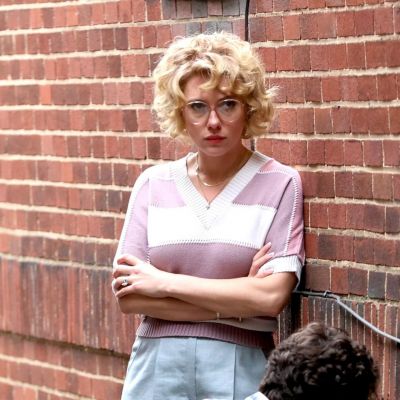 Η Scarlett Johansson με 80s hair vibes! Υιοθέτησε το απόλυτο σγουρό ξανθό bob cut
