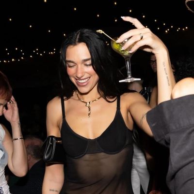 Κρύσταλλα, στρας και glitter: Η Dua Lipa επέλεξε το πιο trendy manicure που κάνει τα άκρα να λάμπουν