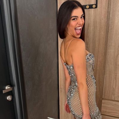 Η Μελίνα Νικολαΐδη με το newspaper dress της Δέσποινας Βανδή, που πρώτη φόρεσε η Carrie Bradshaw