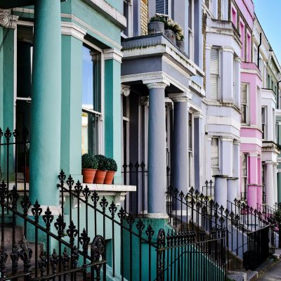 Γιατί οι κάτοικοι του Notting Hill βάφουν τα σπίτια τους μαύρα; 5 facts για την πολύχρωμη συνοικία