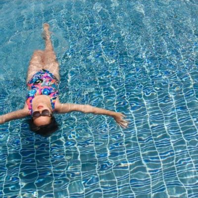 Ρίξε μια χούφτα από αυτό το σκεύασμα στο νερό της πισίνας. Το νερό θα γίνει κρυστάλλινα καθαρό.