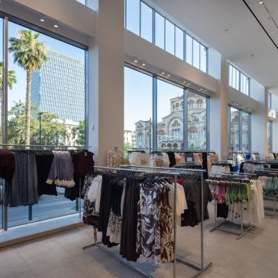 H&M: Το ανανεωμένο κατάστημα στον Πειραιά άνοιξε επίσημα τις πόρτες του