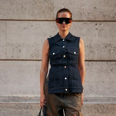 Denim και το καλοκαίρι: Τα κομμάτια που δίνουν fashion vibes στο look σου (και δεν είναι τα jeans)