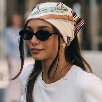 Μαντήλι στα μαλλιά: Με αυτόν τον τρόπο τα it girls απογειώνουν τα χτενίσματά τους σε χρόνο dt