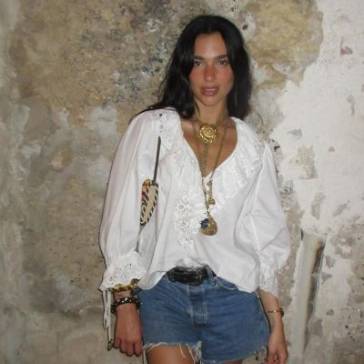 Το boho summer look της Dua Lipa που θέλουμε όλες να αντιγράψουμε στις διακοπές μας