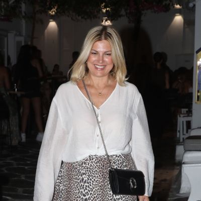 Η Ράνια Θρασκιά μάς δείχνει το πιο εύκολο summer look με μόνο 4 κομμάτια - H έξοδος στην Μύκονο