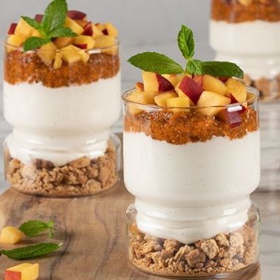 Άκης Πετρετζίκης: Light cheesecakes με μαρμελάδα ροδάκινο