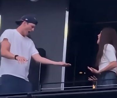O Ashton Kutcher και η Mila Kunis το ζουν στους Backstreet Boys και ναι ο έρωτας κρατάει 10 χρόνια