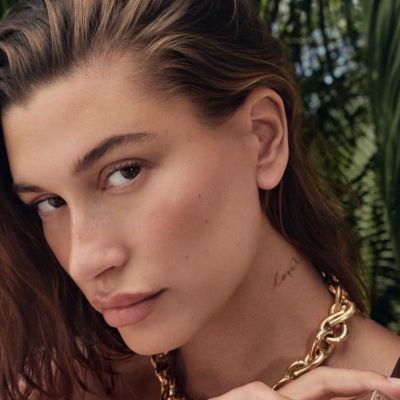 Η Hailey Bieber μας δείχνει πώς να κάνουμε contouring μόνο με ένα καφέ μολύβι χειλιών