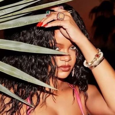 Η Rihanna βρήκε το ιδανικό κόκκινο manicure που κολακεύει τέλεια την sunkissed επιδερμίδα