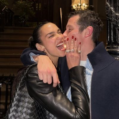 Η Dua Lipa «αναβάθμισε» με μία extra λεπτομέρεια το κλασικό κόκκινο βερνίκι