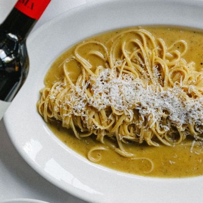 Κοκορέτσι, φρυγαδέλι και "ορφανή" μακαρονάδα από τον Άρη Βεζενέ στην πλατεία Αγίων Θεοδώρων