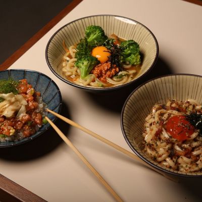 Το πιο επικό τηγανητό κοτόπουλο karaage και τα πιο viral udon μόλις προσγειώθηκαν στη Γλυφάδα