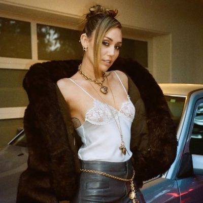 Miley Cyrus: Όλα τα βήματα για να κάνεις τον Y2K κότσο της που ταιριάζει με όλα τα γιορτινά looks