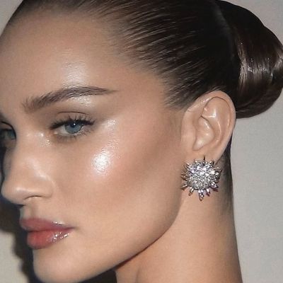 All about glow: 8 highlighter που θα χαρίσουν extra λάμψη στα μακιγιάζ των γιορτών