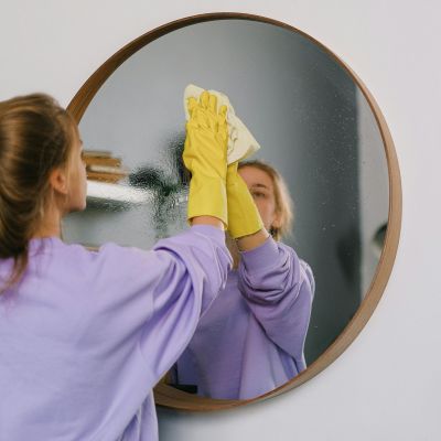 Αυτό το απρόσμενο λάθος στο καθάρισμα είναι ο λόγος που οι καθρέφτες σου έχουν πάντα γραμμές