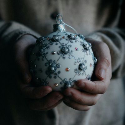 4 μικροί αλλά ουσιαστικοί τρόποι για να νιώσεις πιο ευτυχισμένη αυτές τις γιορτές