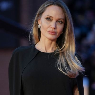 Στην πιο αληθινή της εικόνα, η Jolie έδειξε τις ουλές της μαστεκτομής στέλνοντας ένα μήνυμα ζωής