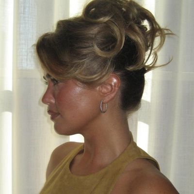 4 stylish χτενίσματα για να δώσεις νέο αέρα στα mid-length μαλλιά σου φέτος τις γιορτές