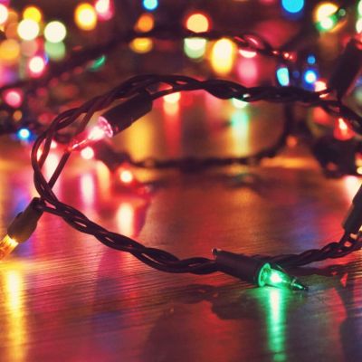 Είναι ασφαλές να αφήνεις τα φωτάκια στο χριστουγεννιάτικο δέντρο αναμμένα όλη τη νύχτα;