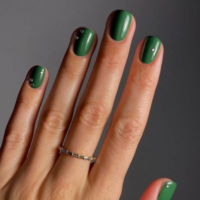 Ούτε κόκκινο, ούτε βουργουνδί! Αυτά τα manicure ταιριάζουν με όλα τα festive looks