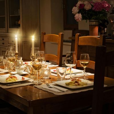 Το να σπρώχνεις την καρέκλα σου πίσω στη θέση της φεύγοντας από ένα τραπέζι «κρύβει» 9 αρετές