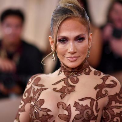 Peekaboo Mani: Αυτό είναι το νέο nail trend που έκανε η Jennifer Lopez για τις Χρυσές Σφαίρες