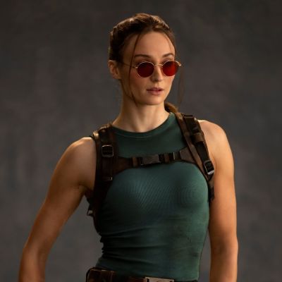 Με φόντο τη νοσταλγία για την Angelina Jolie, η Sophie Turner γράφει το νέο κεφάλαιο της Lara Croft