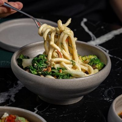 Udon σαλάτα, καρμπονάρα κριθαράκι και dumplings κουνέλι σε ένα διαφορετικό all-day στο Π. Φάληρο
