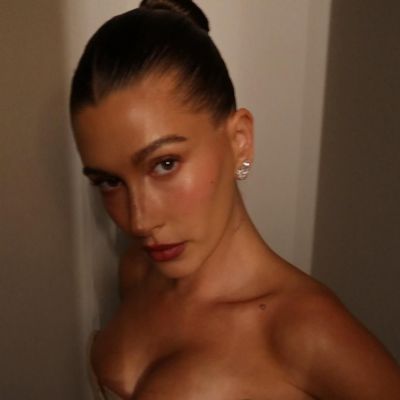 Είναι τελικά το sleek bun της Hailey Bieber «safe» για τα μαλλιά σου; Η απάντηση θα σε εκπλήξει