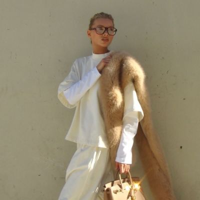 H Elsa Hosk δείχνει πώς να φορέσουμε το λευκό κολάν τον χειμώνα: Είναι πάλι 2010;