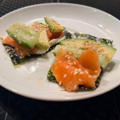 Σούπερ Must try συνταγή για Sushi σνακ, με φύκια, σολομό, αγγούρι, τυρί κρέμα & αβοκάντο