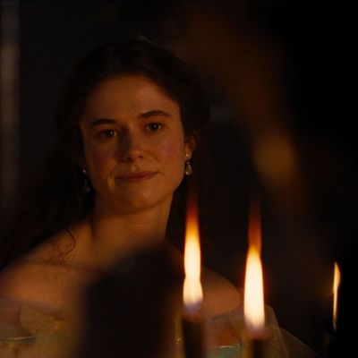 Alison Oliver: «Τα Ανεμοδαρμένα Ύψη θα σε κάνουν να νιώσεις τα πάντα»