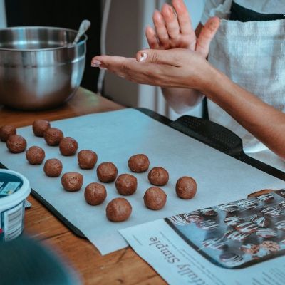 Οι 5 μικρο- συνήθειες που θα σε βοηθήσει να σταματήσεις να σπαταλάς τα βράδια σου στο scrolling