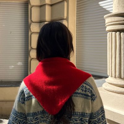 Το πλεκτό τριγωνικό κασκόλ είναι το αξεσουάρ που κάνει τον χειμώνα πιο κομψό (και πιο ζεστό)