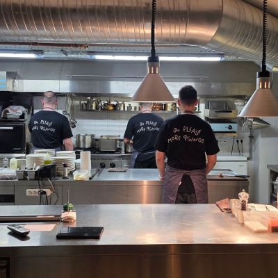 Νέα άφιξη: Πού θα φας επικό κρουασάν το πρωί και απίθανα ψητά καρότα με στρατσιατέλα το βράδυ;