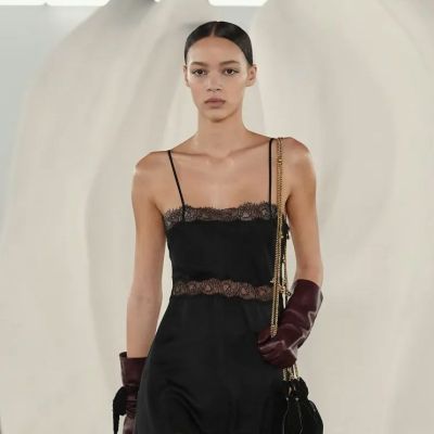 Ulla Johnson F/W 2026: Ρουμπινί κραγιόν, micro winged liner & παιχνιδιάρικη διάθεση στο make up