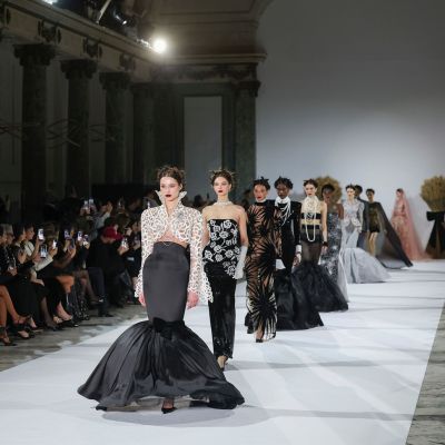 12 εμφανίσεις από τις πασαρέλες που ταιριάζουν με το dress code του Met Gala 2026, «Fashion Is Art»