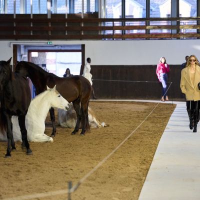 Runway με άλογα: Το ξεχωριστό show στο Παρίσι που γιορτάζει τα 25 χρόνια Stella McCartney