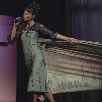 H Lily Allen έκανε το μεγαλύτερο expose με «revenge dress» που έχουμε δει (και έχουμε δει πολλά)