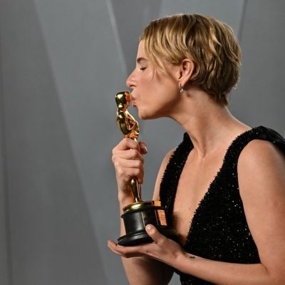 «Το όμορφο χάος της καρδιάς μιας μητέρας»: Τι μπορούν να μάθουν οι γονείς από τη Jessie Buckley