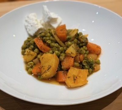 Παραδοσιακή συνταγή της γιαγιάς για αρακά λαδερό, το απόλυτο νηστίσιμο υγιεινό φαγητό