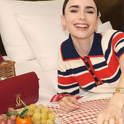 Η Lily Collins εξερευνά τα Πετράλωνα κι εμείς ξέρουμε τα κορυφαία στέκια για να της προτείνουμε