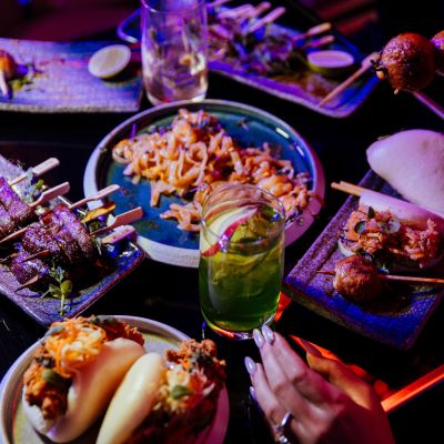 Ποιο speakeasy ασιατικό εστιατόριο βρίσκεται σε ένα υπόγειο και απαιτεί κωδικό για την είσοδο;