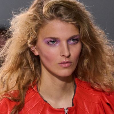 Blush hack: Πώς ένα ρουζ μπορεί να κάνει το πρόσωπό σου να φαίνεται σαν να έχεις κάνει lifting