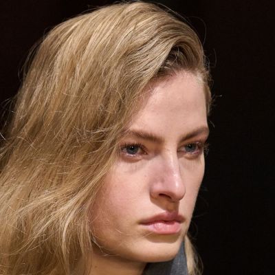 To hair tossing είναι το mega trend του TikTok που ενισχύει την αυτοπεποίθηση