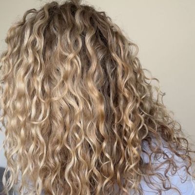 5 κουρέματα για σγουρά μαλλιά ιδανικά για την άνοιξη