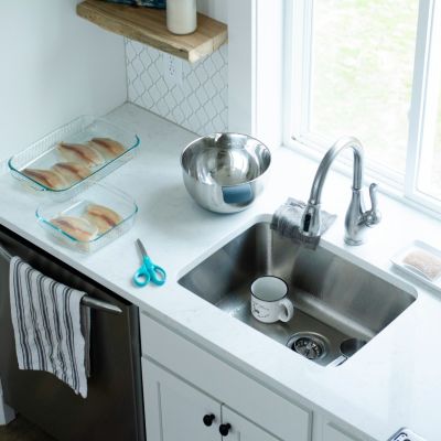 Mην ξαναβάλεις πιατοθήκη στον νεροχύτη: η νέα τάση δεν πιάνει χώρο και κρατά την κουζίνα σου καθαρή