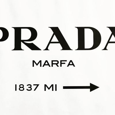 Ήξερες ότι διάσημη αφίσα «Prada Marfa 1837 MI» σε οδηγεί στο Τέξας στη μέση του πουθενά;